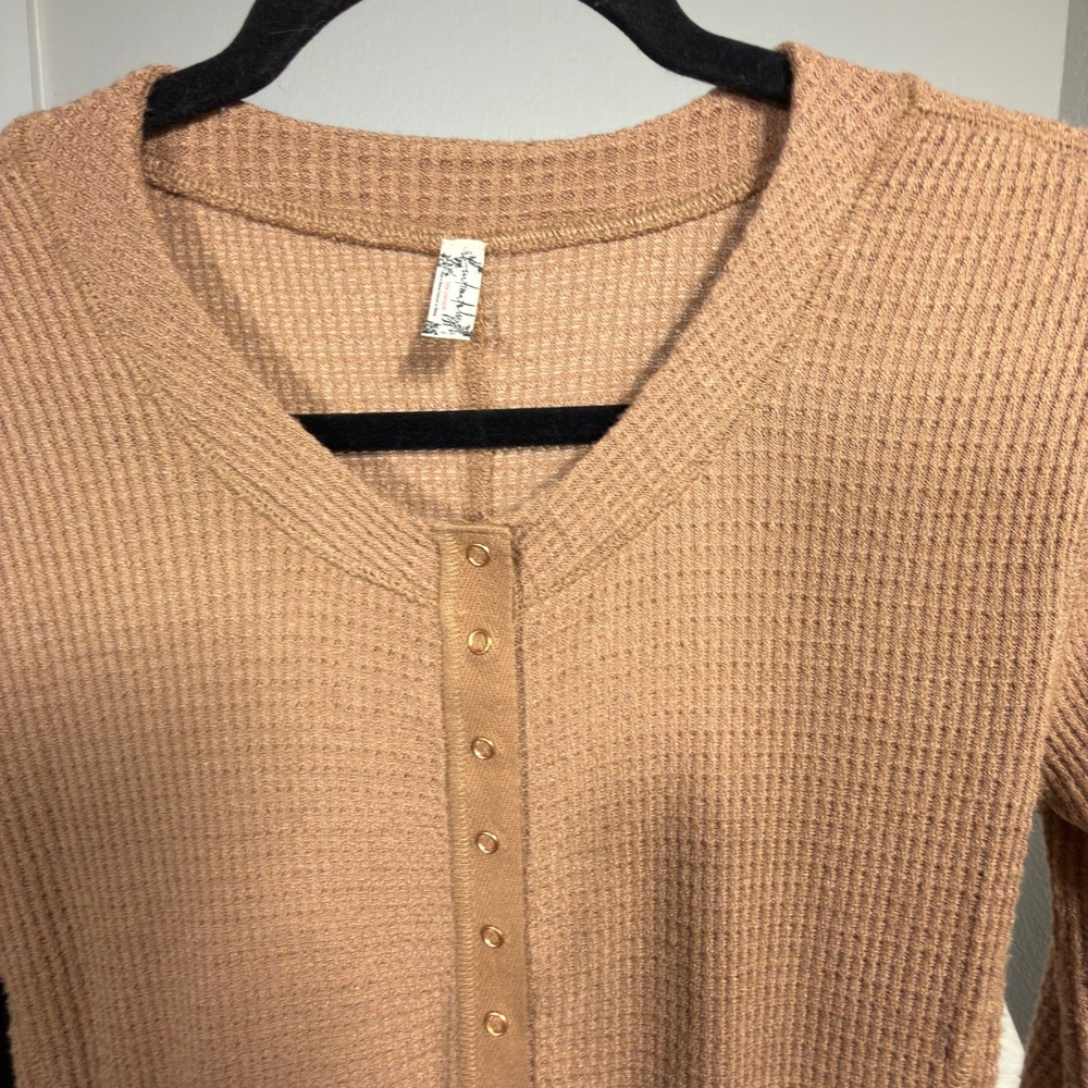Free People Thermal Top Medium Womens Waffle Knit Snap Front Tan OB2069818 - Picture 4 of 7